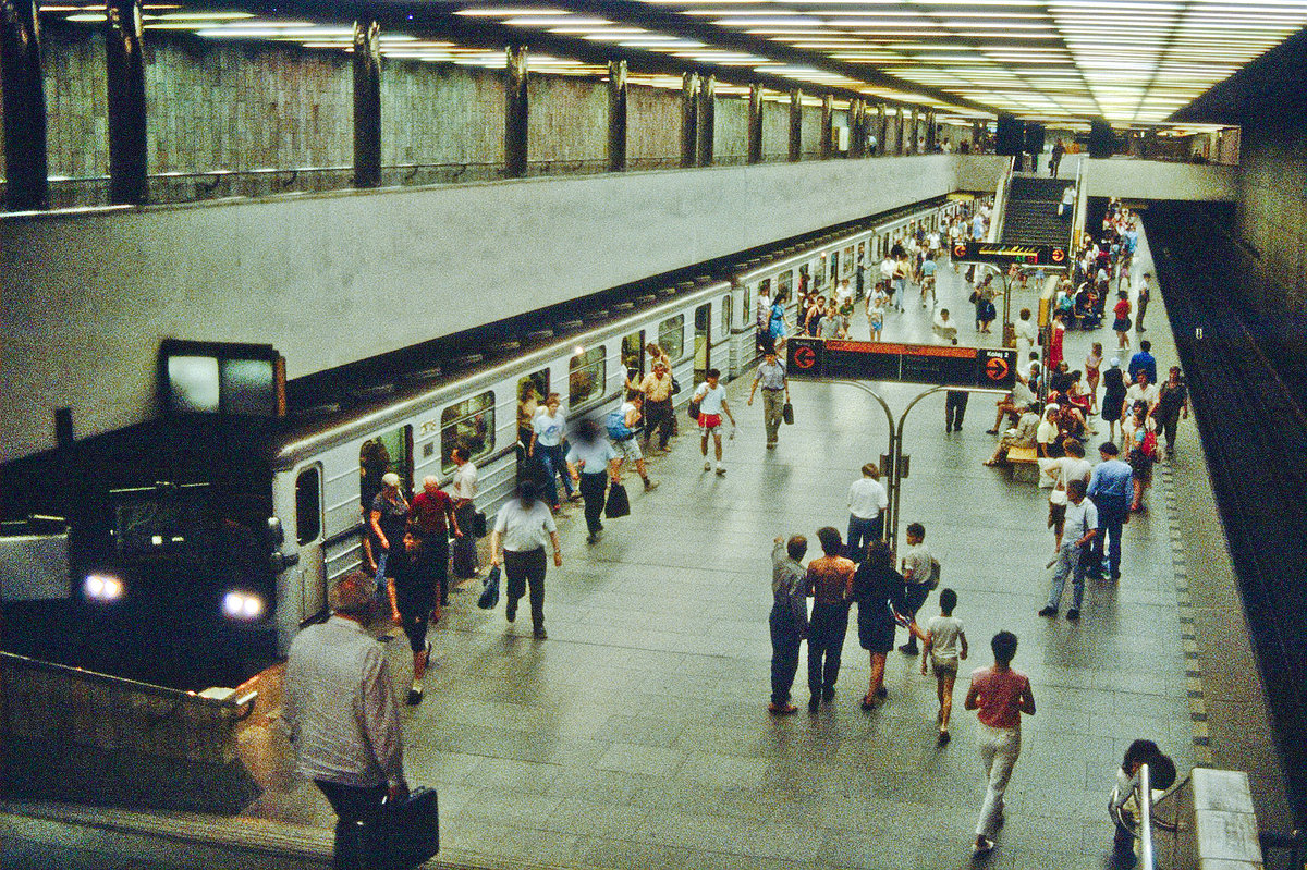 U-Bahnhof Praha hlavní nádraží. Bild vom Dia. Aufnahme: Juni 1990.