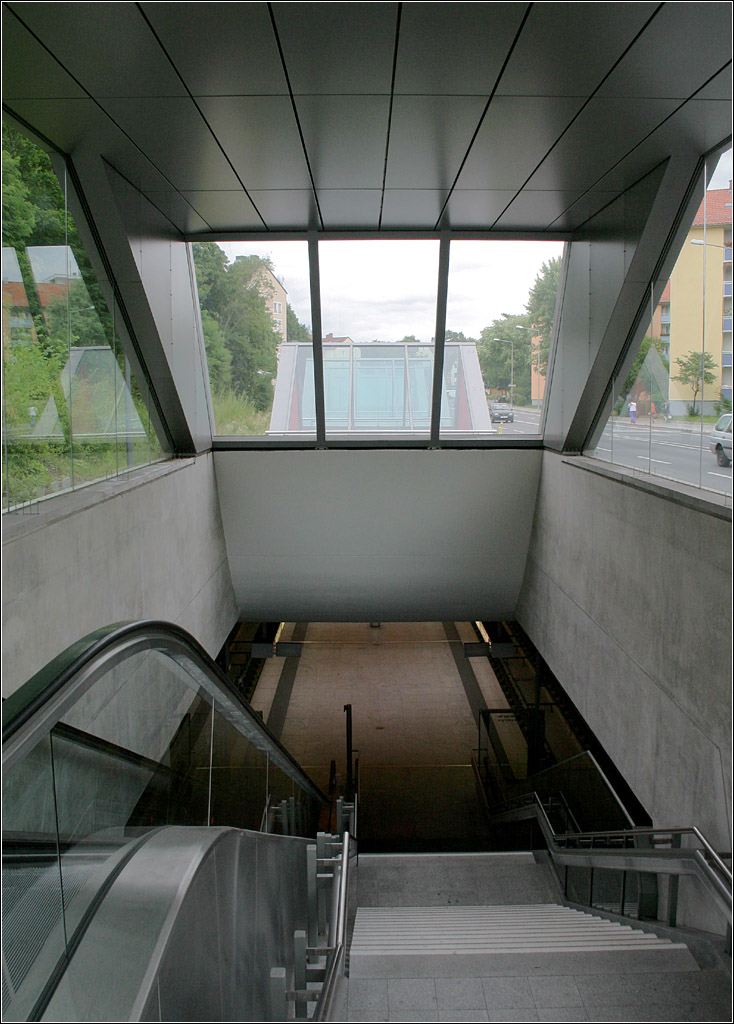 U-Bahnhof Sündersbühl - 

Um die Weg zum Bahnsteig möglichst kurz zu halten, macht es Sinn die Stationen in geringer Tieflage zu erstellen. An der Station Sündersbühl an der U3 führt der Treppenabgang direkt auf den Bahnsteig, der auch durch Oberlichter erhellt wird. Trotzdem werden die Streckentunnel überwiegend bergmännisch erstellt. Dabei senkt sich der Tunnel zwischen den U-Bahnhöfen deutlich ab, was auch fahrdynamische recht günstig ist.

Nürnberg, 28.06.2008 (M)