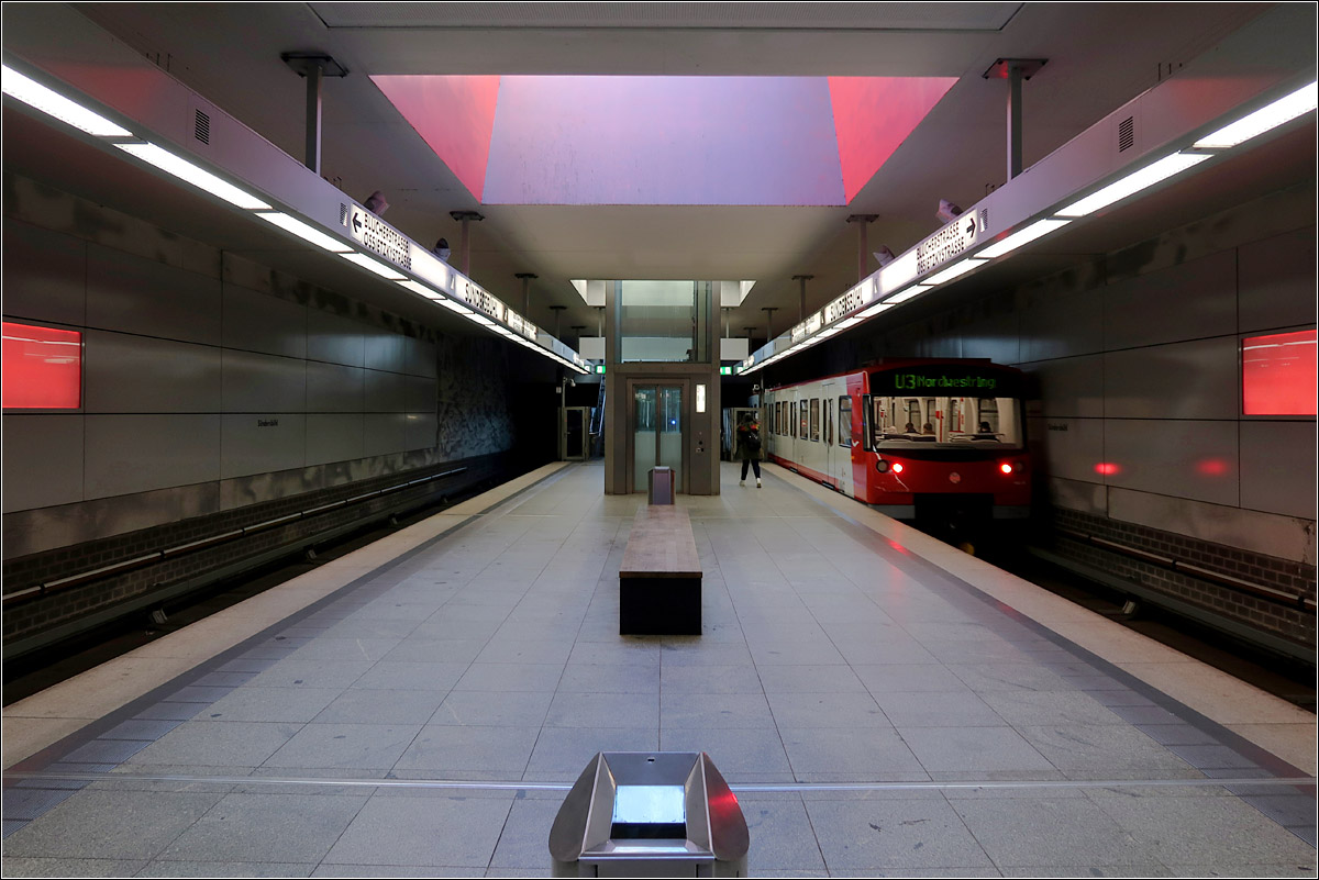 U-Bahnhof Sündersbühl - 

Vereinzelt Rot.
Der Bahnsteig der Station Sündersbühl erhält durch Oberlicht auch Tageslicht.

Nürnberg, 18.01.2022 (M)