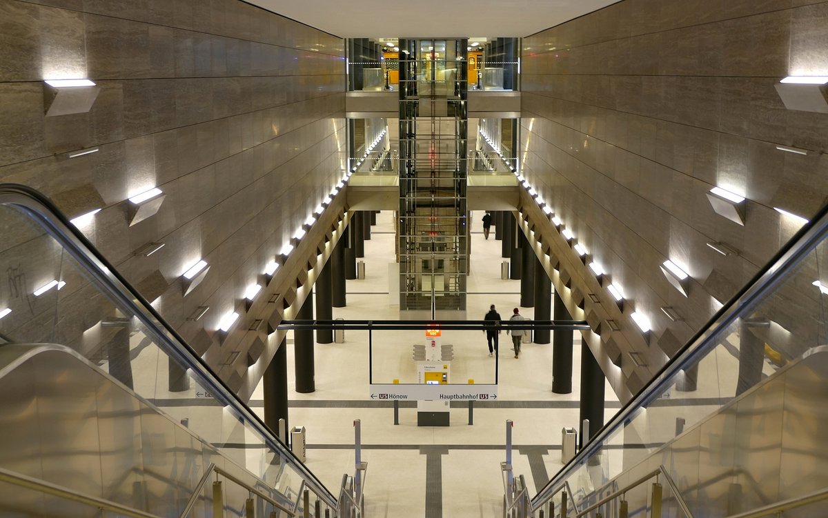 U-Bahnhof  ''Unter den Linden'' (UDO) in Berlin, mit Blick auf den Bahnsteig der BVG Linie U5, Fahrtrichtungen Hönow & Hauptbahnhof. Im Bild oben zu sehen, kreuzt die U6 mit den Fahrtzielen Alt-Tegel & Alt-Mariendorf. Aufgenommen kurz nach der Eröffnug, Anfang Dezember 2020.