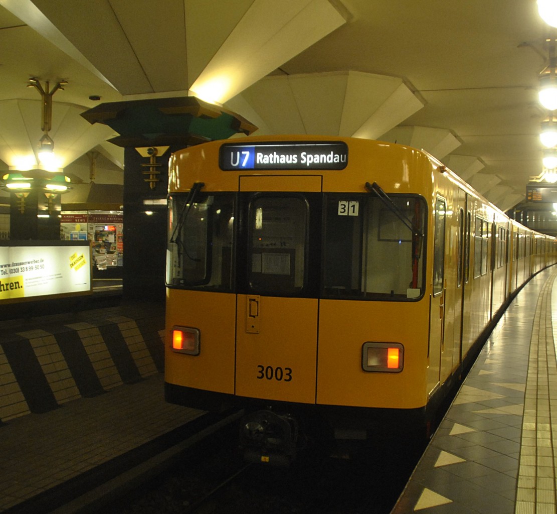 U-Bahnzug auf der Linie 7 in der Station Rathaus Spandau am 17.10.2013