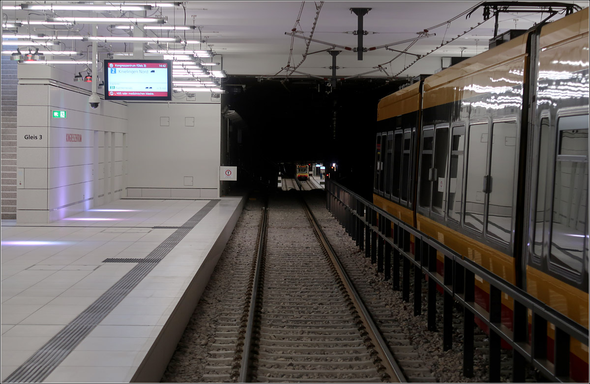 U-Haltestelle Kongresszentrum - 

Blick aus einer Bahn der Linie S11 in die Haltestelle und durch den Tunnel zur tiefer liegenden Station Ettlinger Tor/Staatstheater.

12.01.2022 (M)