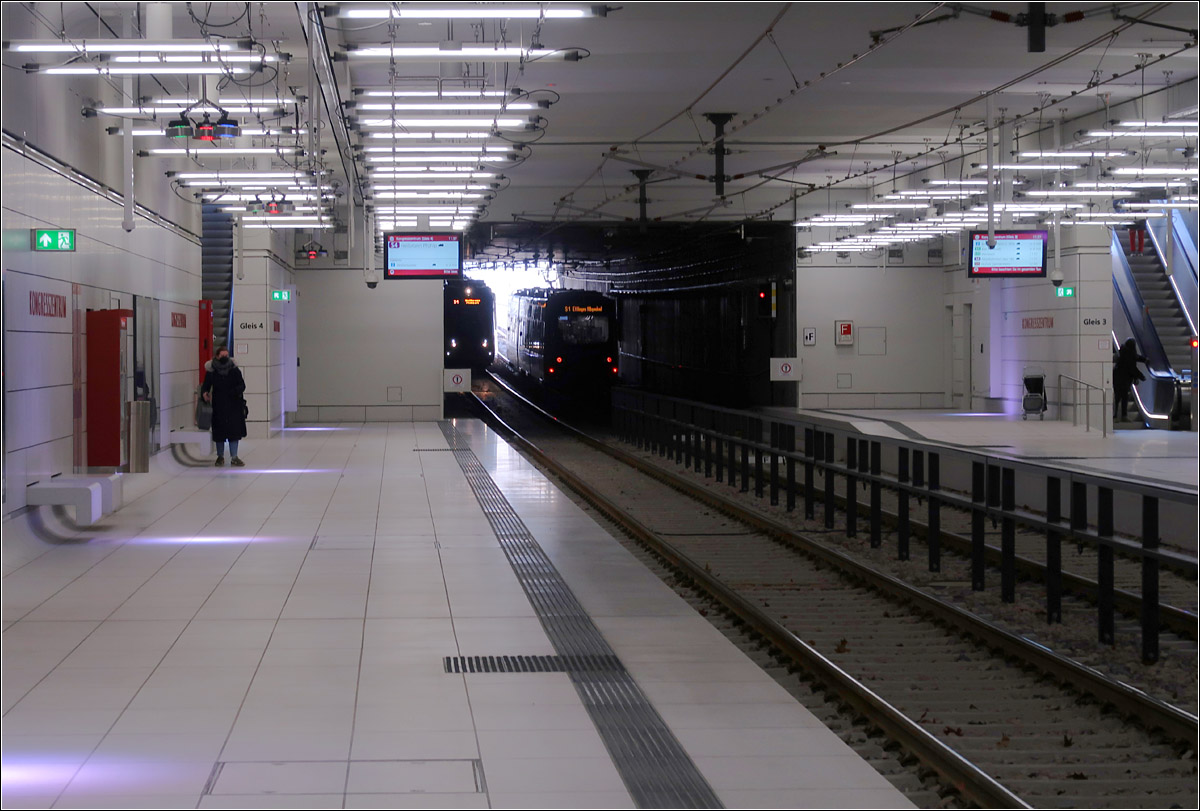 U-Haltestelle Kongresszentrum -

Gleich im Anschluss an die Station folgt die Tunnelrampe hoch zur Ettlinger Straße. Wie auf der linken Bildseite erkennbar ist sind die Übergänge zwischen Wand und Bahnsteig meist reinigungsfreundlich abgerundet, die massiven Sitzgelegenheiten sind Teil der Architektur.

Karlsruhe, 12.01.2022 (M)

