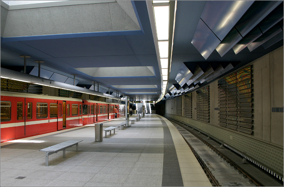 U1, Hardhöhe - 

Am 9. Dezember 2007 erreichte die Nürnberg/Fürther-U-Bahnlinie U1 ihren derzeitigen westlichen Endpunkt im Fürther Stadtteil Hardhöhe. Der Bahnsteig liegt in einfacher Tieflage mit verglasten Öffnungen in der Decke. 

Von hier aus kann die U1 weiter nach Westen verlängert werden, zunächst bis zu einem weiteren Bahnhof Kieselsbühl aber auch darüber hinaus. 

28.06.2008 (M)