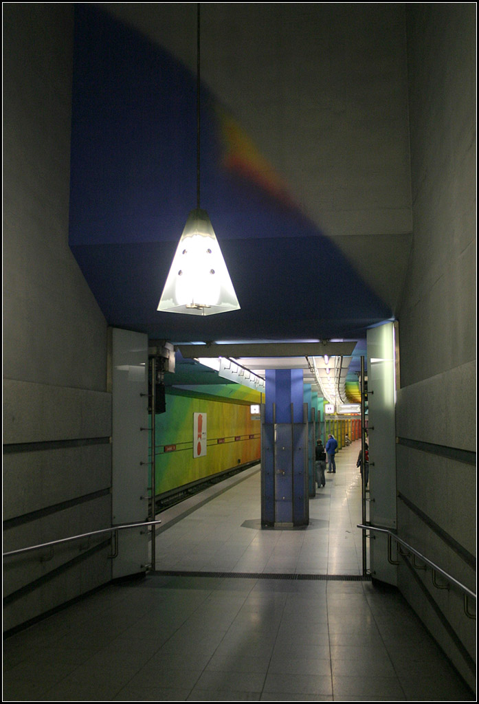 U1-Süd, Candidplatz (1997) - 

Auf der Südseite erreicht man den Bahnsteig über eine Rampe. Wie durch eine Art Tor geht es dann in die farbenfrohe Halle. 

München, 03.04.2007 (M)