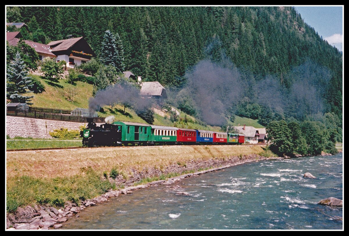 U11 fährt am 9.07.2002 mit R8741 bei Ramingstein durchs obere Murtal.