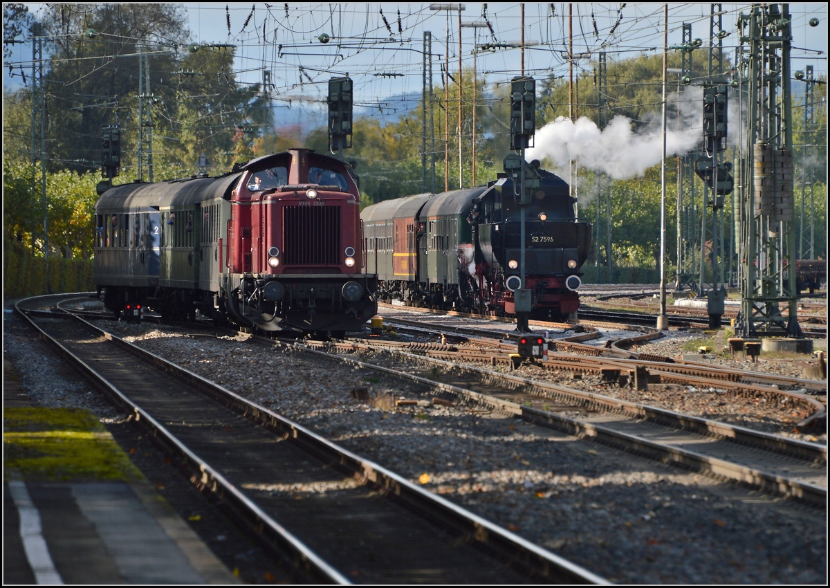 <U>150 Jahre Hochrheinbahn.</U> 

Begegnung der beiden historischen Züge bei der Eineinhalbjahrhundertfeier. V100 2335 mit ihrem Eilzug fährt nach Radolfzell ein, während im Hintergrund 52 7596 ihren Zug auf das Abstellgleis geschoben hat, um anschließend ihren Durst zu löschen. Das Dilemma mit dem Signal ließ sich auf öffentlich zugänglichem Boden leider nicht lösen. Oktober 2013.