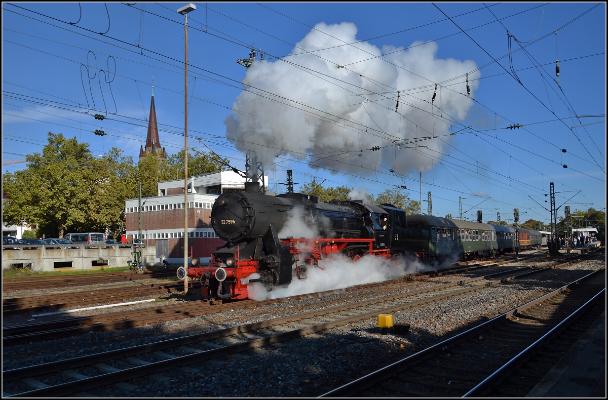 <U>150 Jahre Hochrheinbahn.</U>

52 7596 fährt in Radolfzell ab, im Hintergrund das Radolfzeller Münster. Oktober 2013.