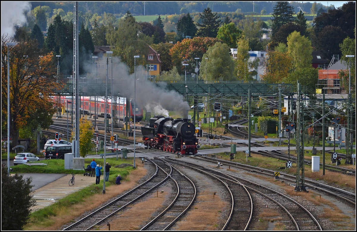 <U>150 Jahre Hochrheinbahn.</U>

52 7596 gerade in Deutschland, aber mit dem Tender noch in der Schweiz. Konstanz, im Oktober 2013.