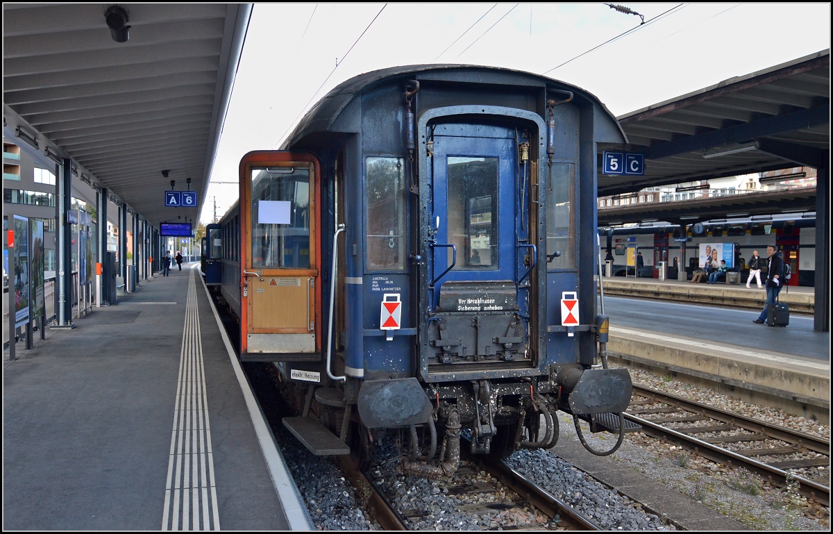 <U>150 Jahre Hochrheinbahn.</U>

Am nigelnagelneuen Bahnsteig in Schaffhausen steht Fossilien... Historischer Eilzug der DB noch mit Dieseltraktion, da braucht es noch keine Oberleitung... Oktober 2013.