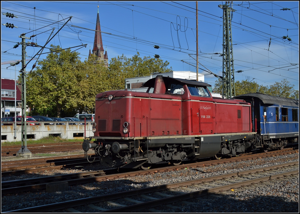 <U>150 Jahre Hochrheinbahn.</U>

Ausfahrt von V100 2335 mit ihrem Eilzug aus Radolfzell Richtung Behringen bei Waldshut. Oktober 2013.