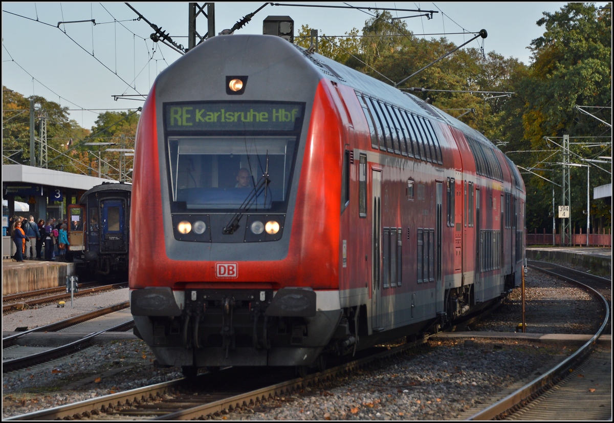 <U>150 Jahre Hochrheinbahn.</U>

Das Neue verdrängt das Alte. Schon ganz in den Hintergrund gedrängt befindet sich der historische Eilzug. Auf diesem Teil der Strecke hat auch die Schwarzwaldbahn schon lange die Züge der Hochreinbahn verdrängt. Oktober 2013.