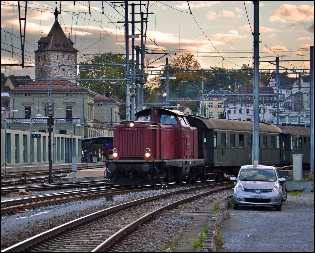 <U>150 Jahre Hochrheinbahn.</U>

V100 2335 fährt aus dem Bahnhof Schaffhausen mit Ziel Stuttgart aus. Links im typischen Stil der badischen Bahnhöfe das Schaffhauser Empfangsgebäude, dahinter das Obertor. Oktober 2013.