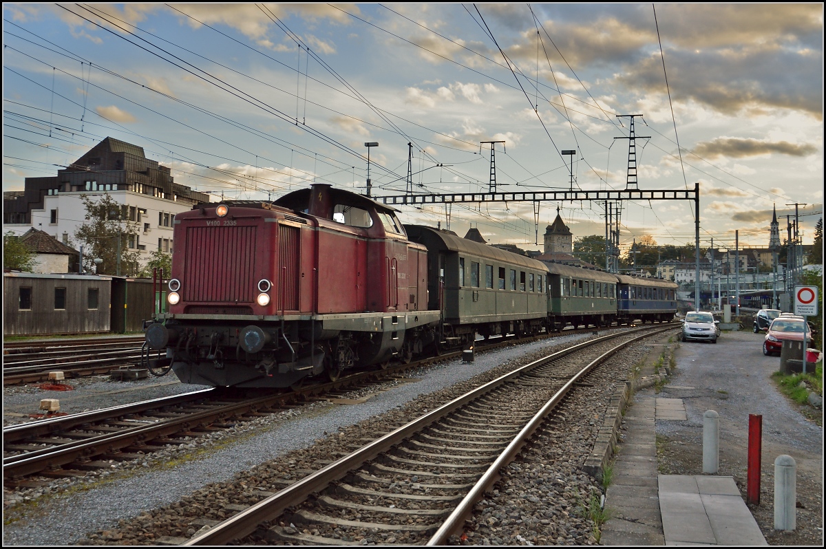 <U>150 Jahre Hochrheinbahn.</U>

V100 2335 fährt aus dem Bahnhof Schaffhausen mit Ziel Stuttgart aus. Anmerkung für Zweifler... Fotostandort ist der Gehweg der Hochstraße. Oktober 2013.