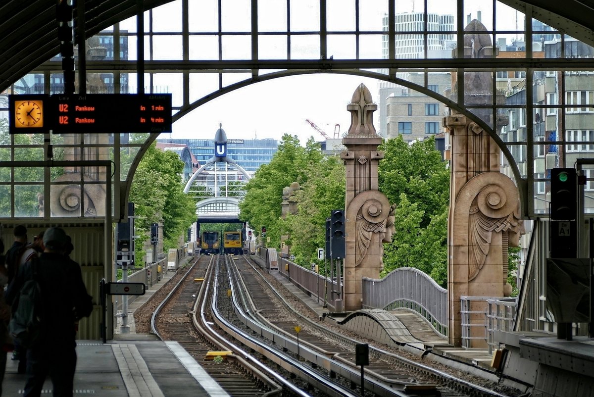 U2 der BVG Berlin , hier vom U -Bahnhof Bülowstr. mit Blick Richtung U -Bahnhof Nollendorfplatz und dortigem Halt der Züge. Berlin -Schöneberg im Mai 2020.