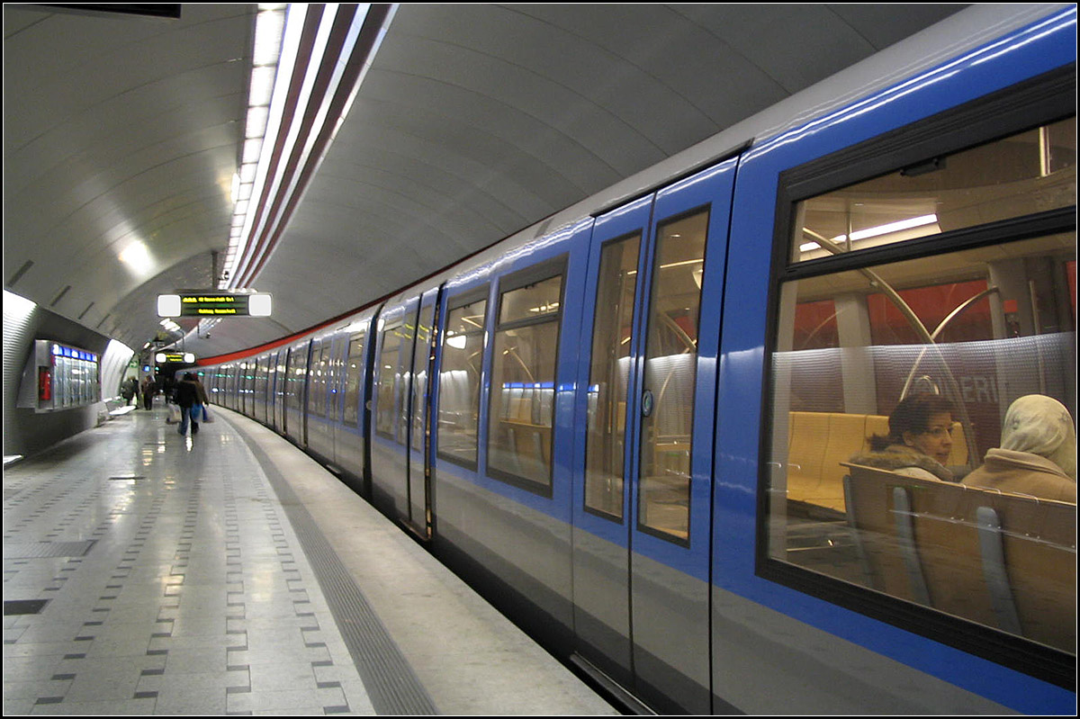 U2-Ost, Trudering (1999) - 

U-Bahnstation  Trudering  mit C-Tw. Die Station besteht aus zwei parallelen Bahnsteigröhren, die bergmännisch erstellt wurden. 

München, 05.01.2005 (J)
