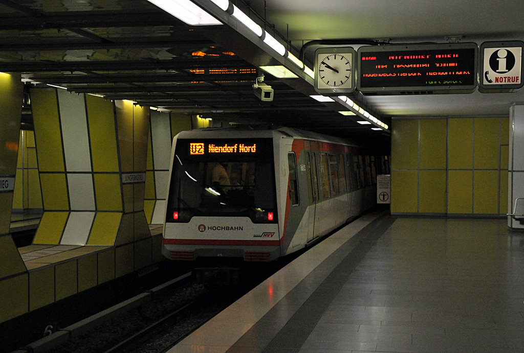 U2 verlt die U-Bahnstation  Jungfernstieg  in Hamburg - 13.07.2013
