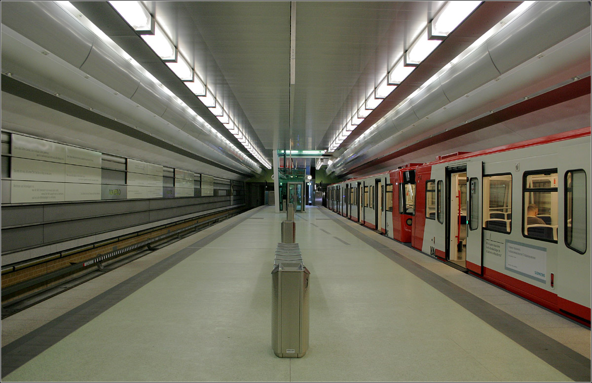 U3, Maxfeld - 

Die dritte Nürnberger U-Bahnlinie ging am 15. Juni 2008 in Betrieb. Die U3 befährt gemeinsam mit der U2 den Abschnitt Rathenauplatz - Rothenburger Straße und hat jeweils im Norden und Südenwesten der Stadt ihre eigene Zweigstrecke. Die Strecke wurde Ende 2011 um zwei weitere Stationen zum Friedrich-Ebert-Platz verlängert. 

28.06.2008 (M)