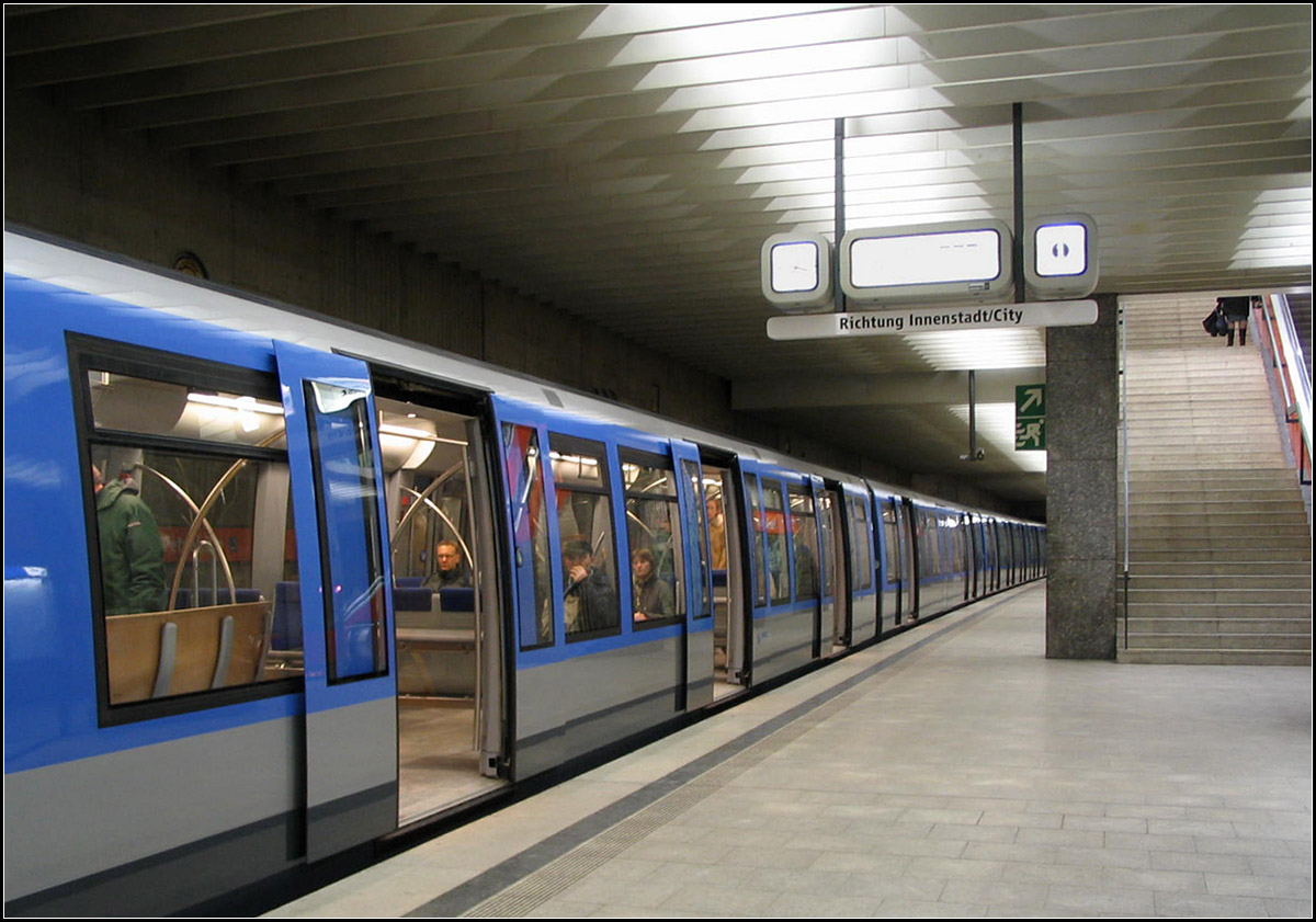 U3-Nord (Olympialinie), Bonner Platz (1972) - 

U-Bahntriebwagen Typ C im Bahnhof  Bonner Platz . Der sechsteilige Triebwagen ist ca. 114m lang und durchgänig begehbar. Der Innenraum ist sowohl mit Längs- als auch mit Querbestuhlung in Holz- oder Stoffauflage eingerichtet.

München, 05.01.2005 (J)
