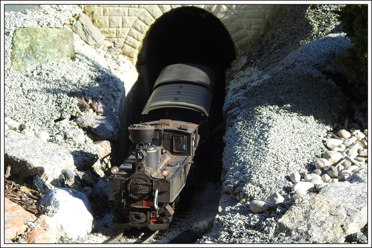 U38 kämpft sich die Steigung durch den Tunnel auf der GGB hinauf. 25.10.20