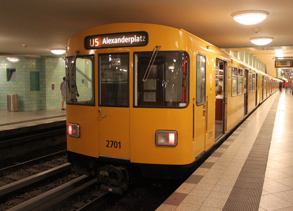 U5 von Berlin-Alexanderplatz nach Hönow kurz vor der Ausfahrt in der U-Bahnstation Berlin-Alexanderplatz.04.08.2019