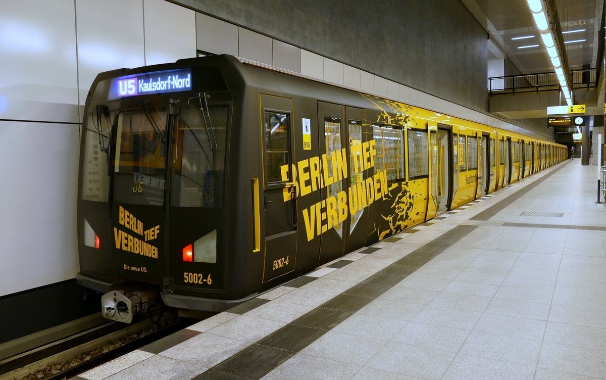 U5 der BVG, hier mit Wagen 5002-6 (Typ H), ''BERLIN TIEF VERBUNDEN - Die neue U5'', mit Fahrtziel Kaulsdorf-Nord. Berlin-Hauptbahnhof, Anfang Dezember 2020.