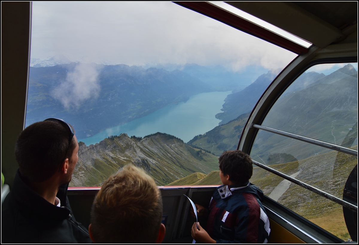 <U>Bahnbildergipfeltreffen in Brienz.</U>  

Abfahrt der ersten Heimreisenden, Silvan, Dani und Andreas. September 2013.