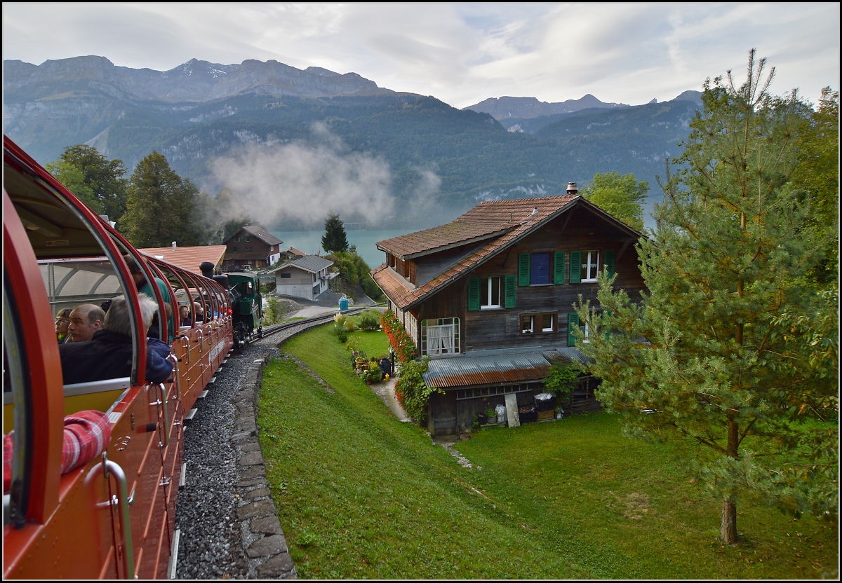<U>Bahnbildergipfeltreffen in Brienz.</U>  

Auftakt zum Haupttag des Bahnbildertreffens in Brienz. Die ersten Meter durch Brienz beginnen mit Berner Oberlandfeeling. September 2013.