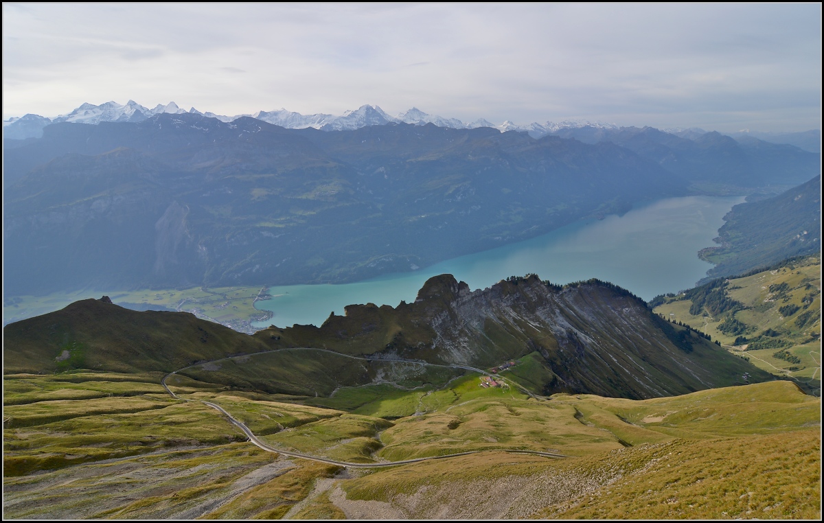 <U>Bahnbildergipfeltreffen in Brienz.</U>   

Das gesamte Panorama des Berner Oberlandes vom Gipfelbahnhof aus. Immerhin neun 4000er sind von hier aus zu sehen. September 2013.
