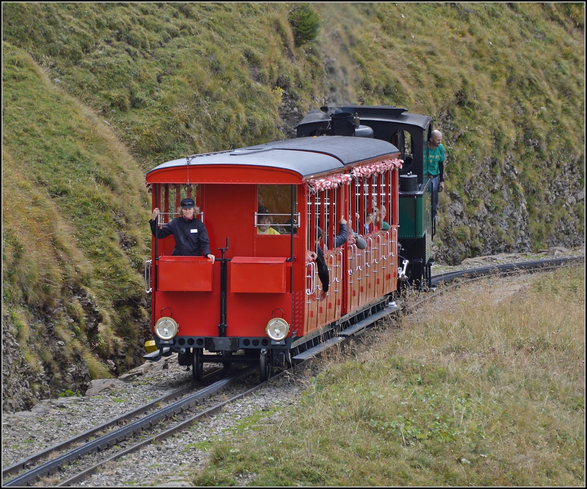 <U>Bahnbildergipfeltreffen in Brienz.</U>  

Der Zug mit der 80zig-Jährigen Nr. 6 unterwegs zum Gipfel. September 2013.