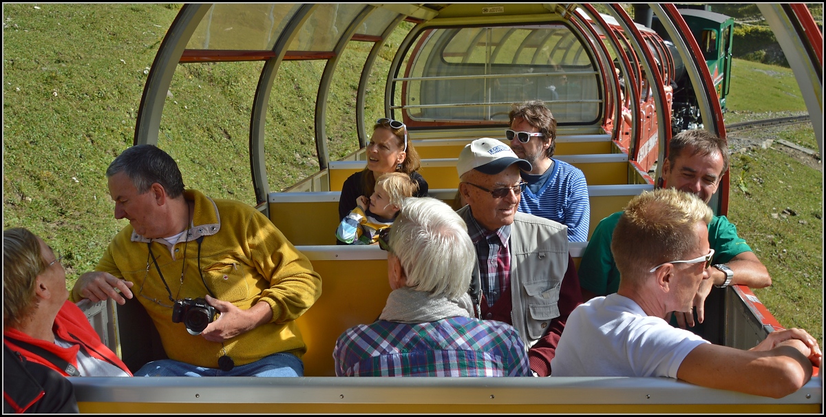 <U>Bahnbildergipfeltreffen in Brienz.</U>  

Die Bahnbilderfotografen mit Ticket vereint in in der Mitte des Waggons. September 2013.