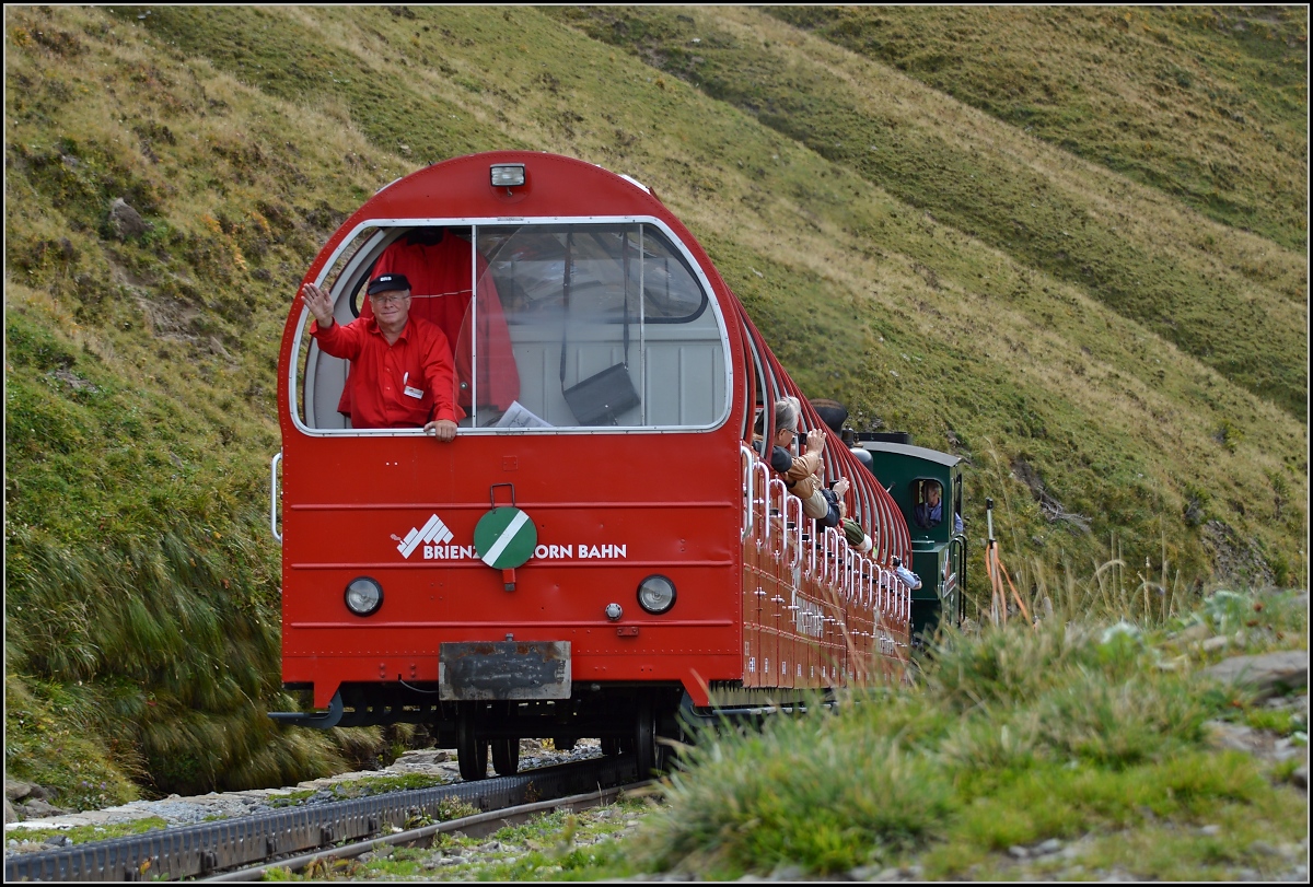 <U>Bahnbildergipfeltreffen in Brienz.</U>  

Hier müht sich Lok 15 unterhalb der Bergstation die letzten hundert Höhenmeter rauf. September 2013. 
