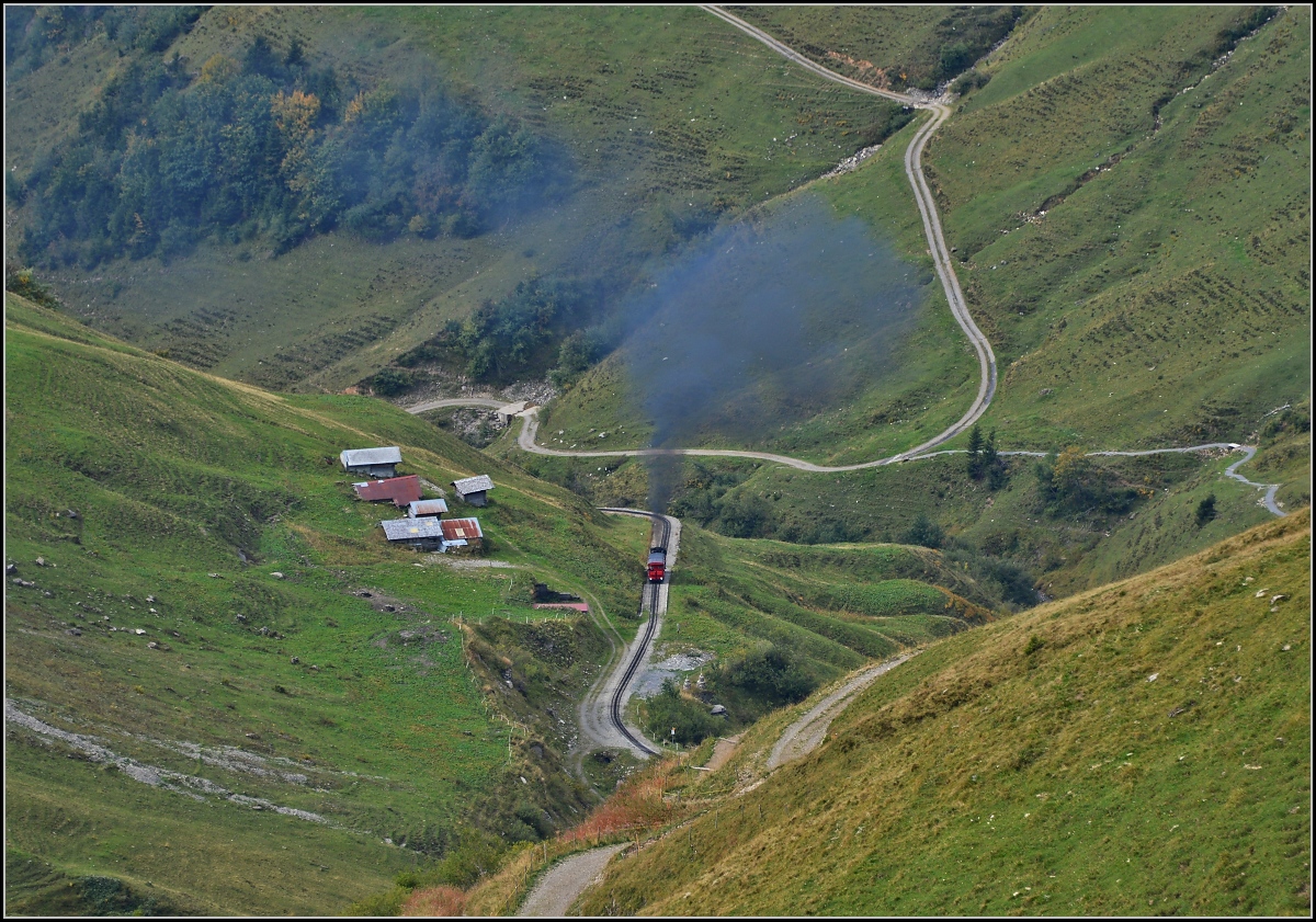<U>Bahnbildergipfeltreffen in Brienz.</U>   

Hier wird mit Kohle geheizt. Auf der Chüemad ist Nr. 6 unterwegs zum Gipfel. September 2013.