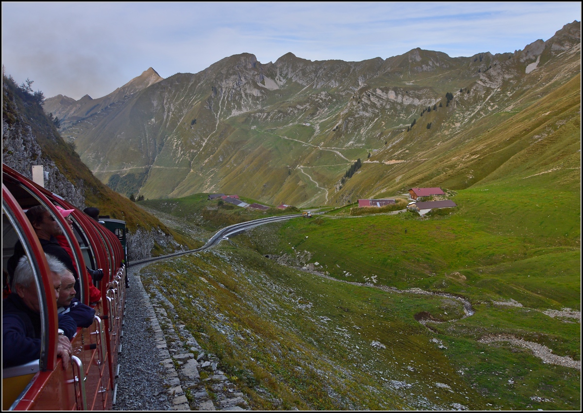 <U>Bahnbildergipfeltreffen in Brienz.</U>  

In Oberstafel ist die höchste Alp durchfahren, nun geht es zum Gipfel des Rothorns. September 2013.