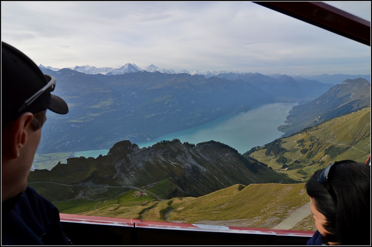 <U>Bahnbildergipfeltreffen in Brienz.</U>  

Kurz vor der Ankunft am Gipfelbahnhof sind alle Reisenden vom Panorama des Berner Oberlandes begeistert. September 2013.