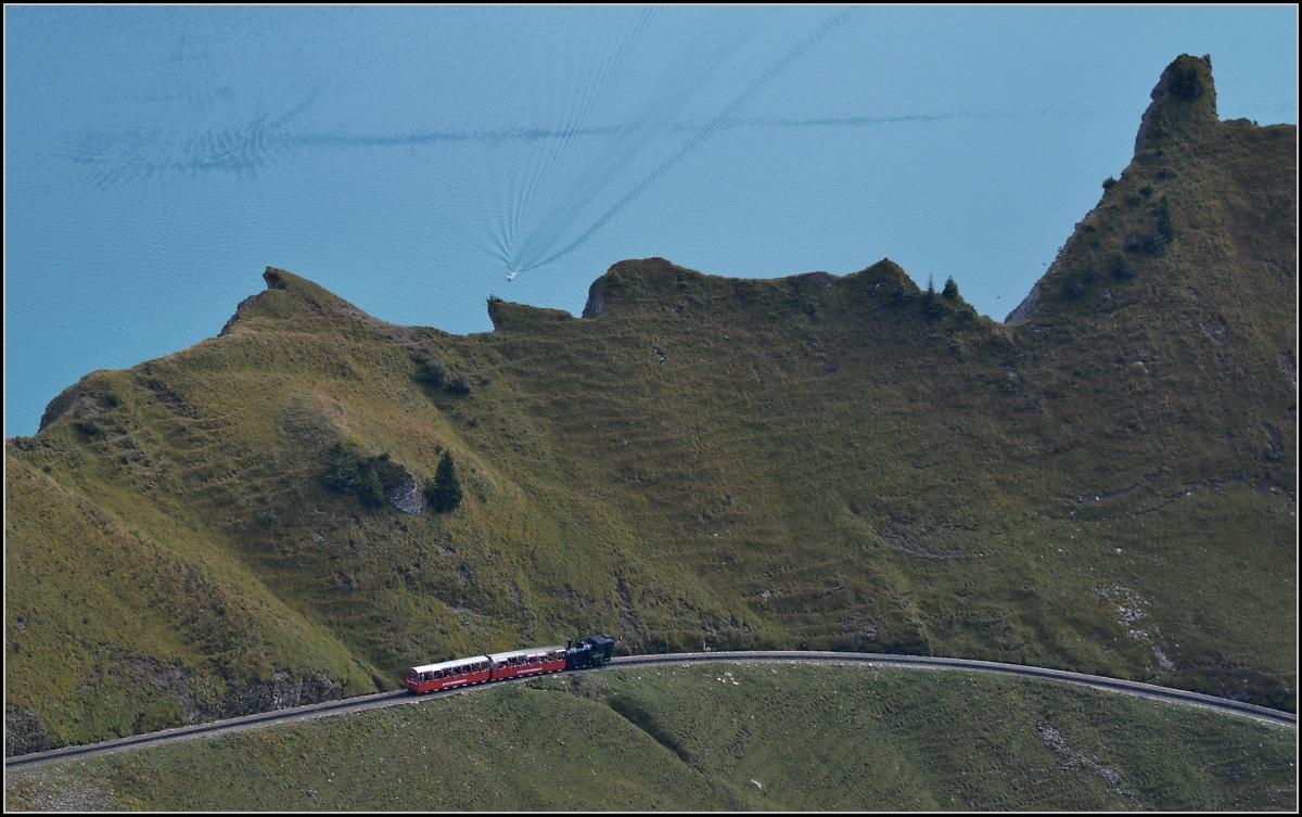 <U>Bahnbildergipfeltreffen in Brienz.</U>  

Nr. 12 bringt am Nachmittag die Touristenscharen wieder ins Tal herunter. September 2013.