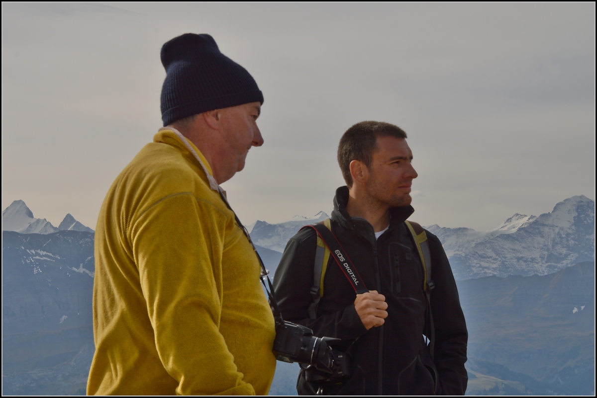 <U>Bahnbildergipfeltreffen in Brienz.</U>  

Silvan und Hans vor dem Gipfelpanorama. September 2013.