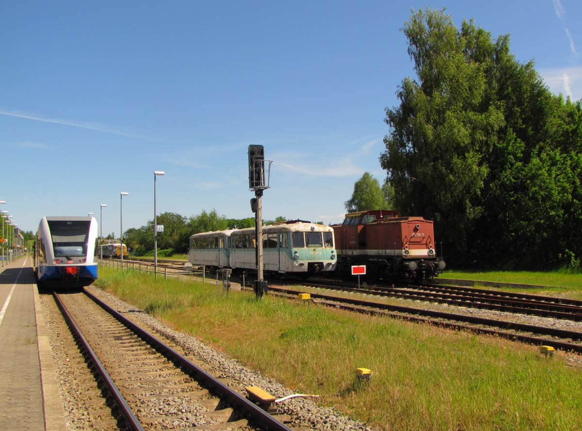 UBB 646 103-1 als UBB 24775 (Wolgast - Swinoujscie Centrum) und die abgestellten Fahrzeuge UBB 972 201-8 + 201 792-9, am 04.06.2015 in Zinnowitz.