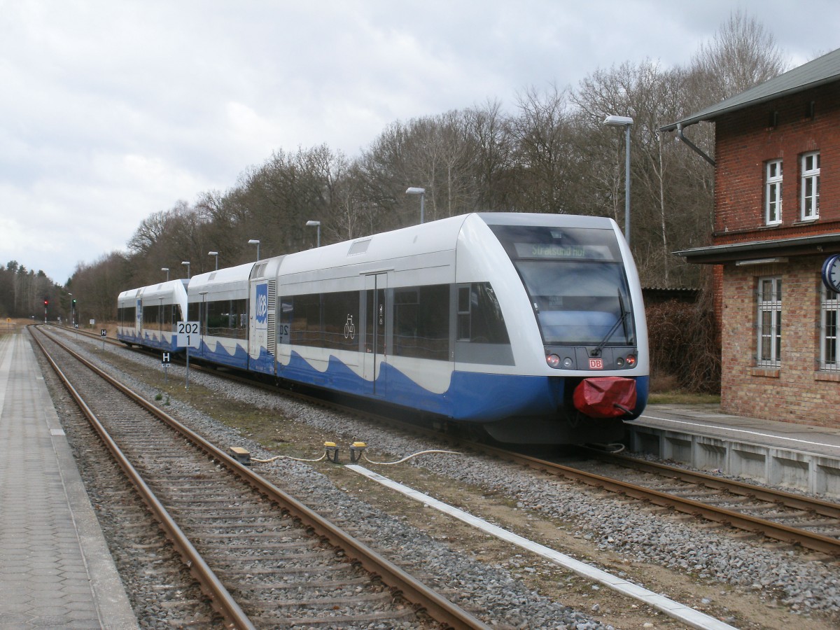 UBB 646 111 und 646 102,am 16.Februar 2014,im Kreuzungsbahnhof Buddenhagen.
