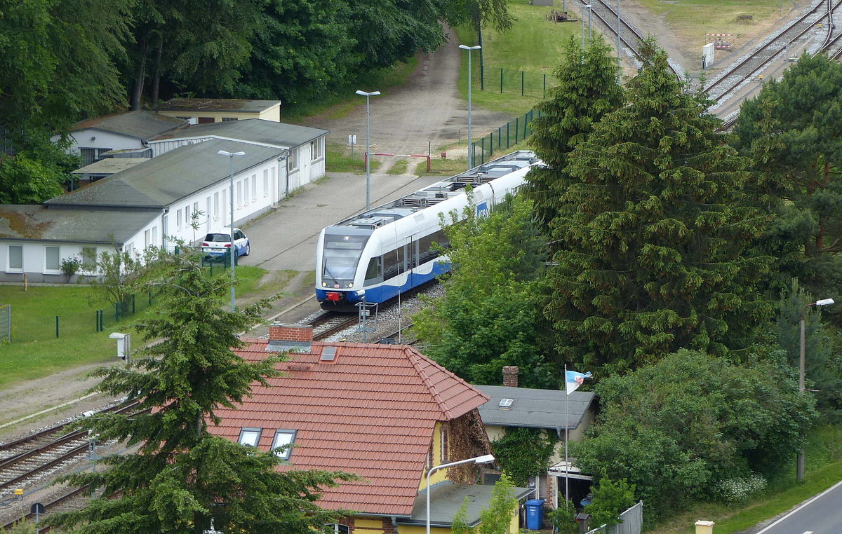 UBB 646 129-6 als UBB 24768 von Swinoujscie Centrum nach Wolgast, am 13.06.2017 bei der Ausfahrt in Seebad Heringsdorf.