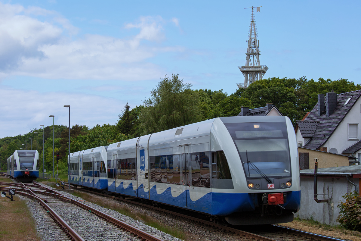 UBB Triebwagen fährt auf den Haltepunkt Ahlbeck Ostseetherme zu. - 27.05.2015 - Am BÜ Ostseetherme aufgenommen.