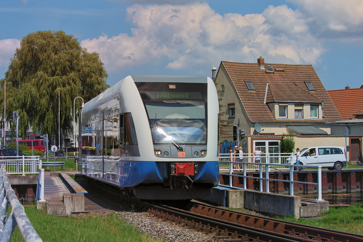 UBB Triebwagen fährt über die nicht so spektakuläre Peene Eisenbahnbrücke, wie das „Blaue Wunder“ in Wolgast. - 15.07.2014
