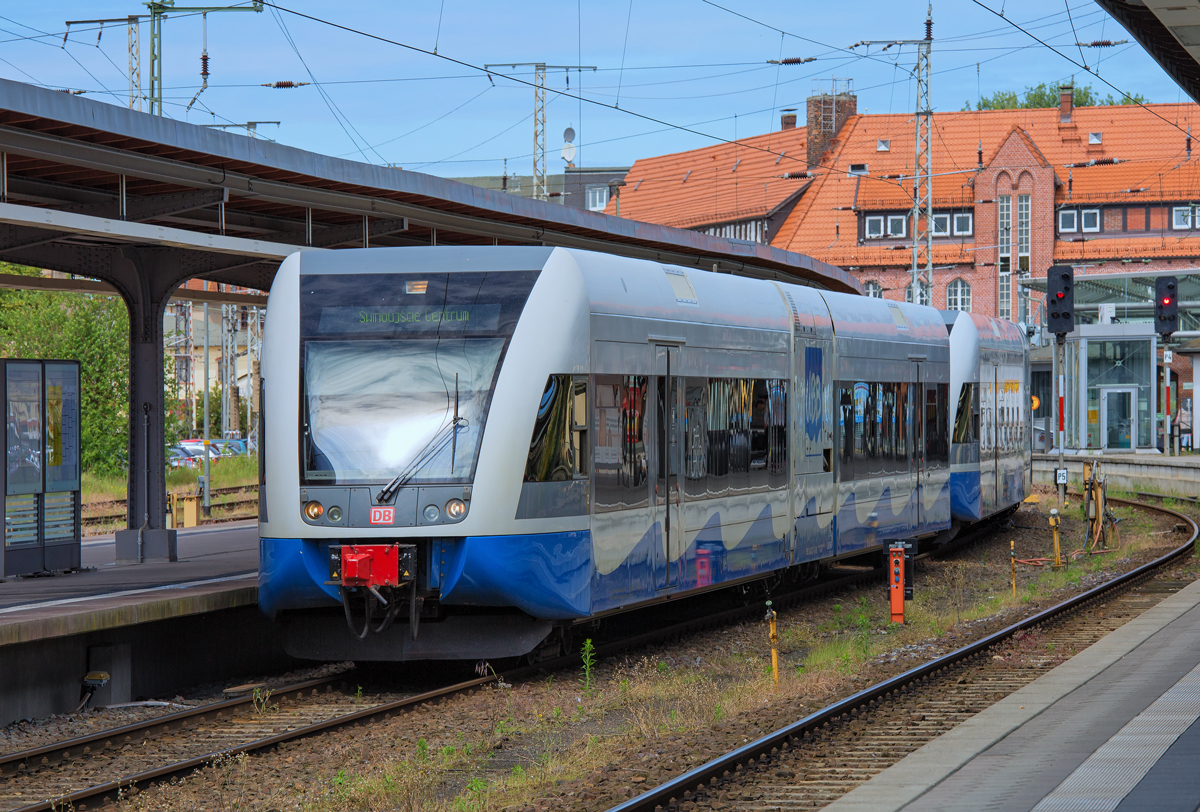 UBB Triebwagen steht in Stralsund abfahrbereit nach Swinemünde Centrum. - 14.06.2014