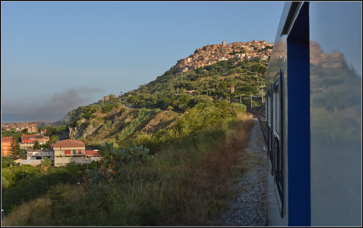 <U>Bella Calabria.</U>

Anfahrt nach Nicotera mit Aln 668. Bis nach Ricardi am Capo Vaticano muss der Zug einige Höhenmeter erklimmen. Nicotera liegt wie ein Adlernest oben auf einem Felsen. Im August 2013.