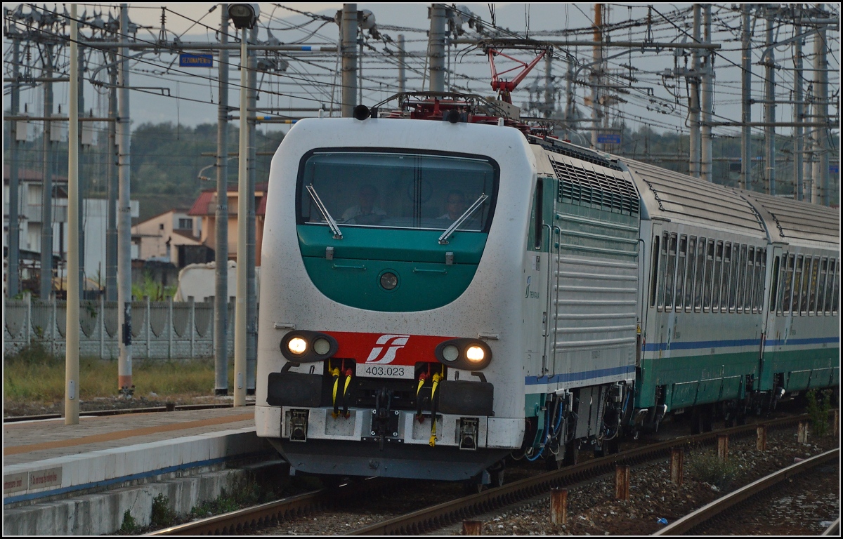 <U>Bella Calabria.</U>

Die nicht mehr ganz neue 403 der FS stand jahrelang im Depot, um nun doch benutzt zu werden. Bananaware ganz im Sinne des Velaro D... In Rosarno fährt E 403 023 mit einem IC von Reggio Calabria nach Rom ein. Im August 2013.