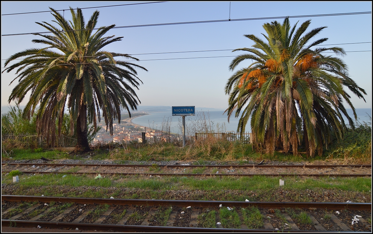 <U>Bella Calabria.</U>

Ein Halt an genau dem richtigen Ort... Nicotera mit Palmen und Blick bis nach Sizilien. Einzig der nicht ganz so bella Müll an jedem Ort trübt das Bild. Im August 2013.