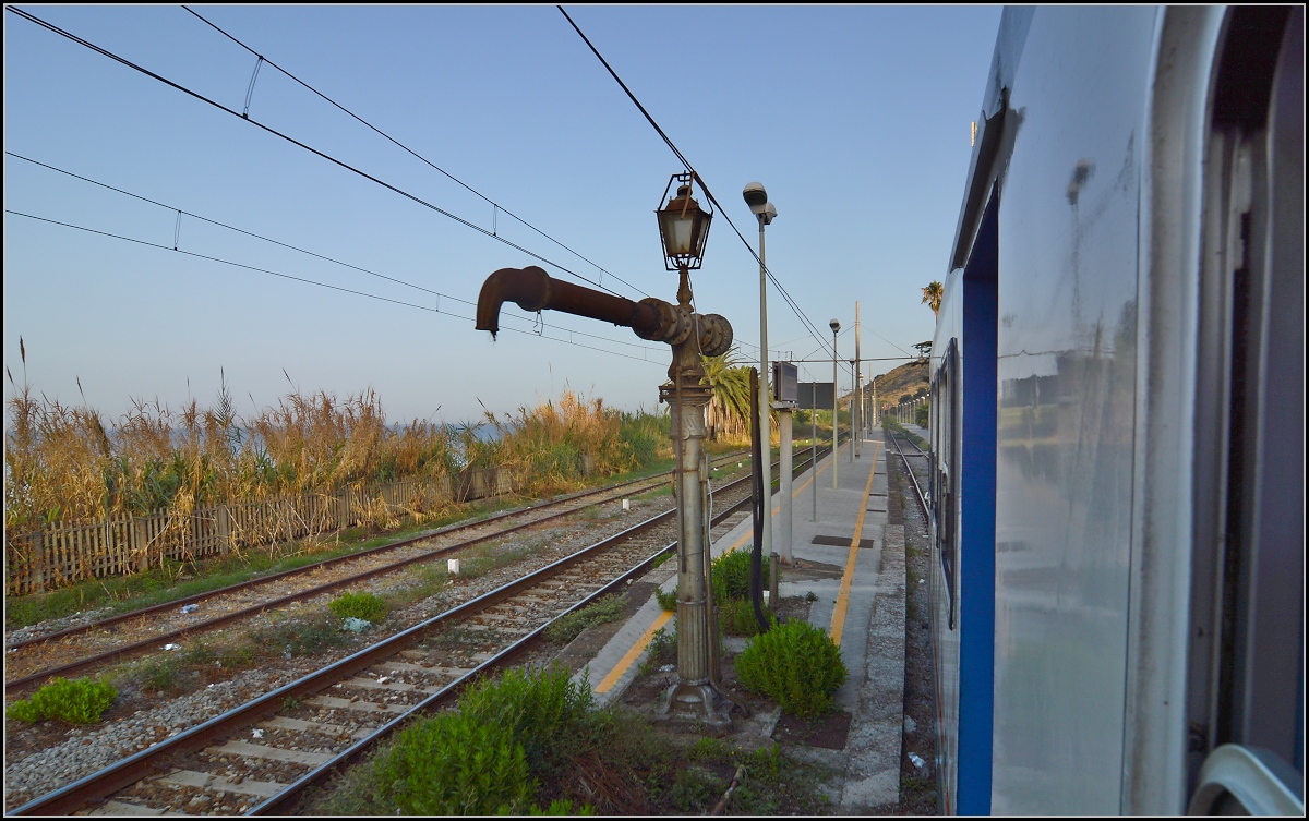 <U>Bella Calabria.</U>

Ein Relikt vergangener Tage erwartet den Reisenden am Bahnsteigende in Nicotera. Im August 2013.