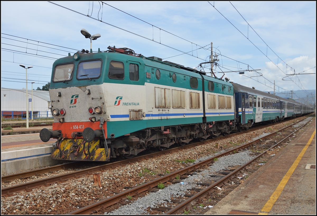 <U>Bella Calabria.</U>

In Rosarno vereinigen sich die alte Strecke am Meer und die Neubaustrecke der Ferrovia Tirrenica Meridionale (Rom-Neapel-) Salerno-Reggio Calabria (-Sizilien) wieder. Hier hält E 656 431 mit ihrem IC von Rom nach Reggio Calabria. Im August 2013.