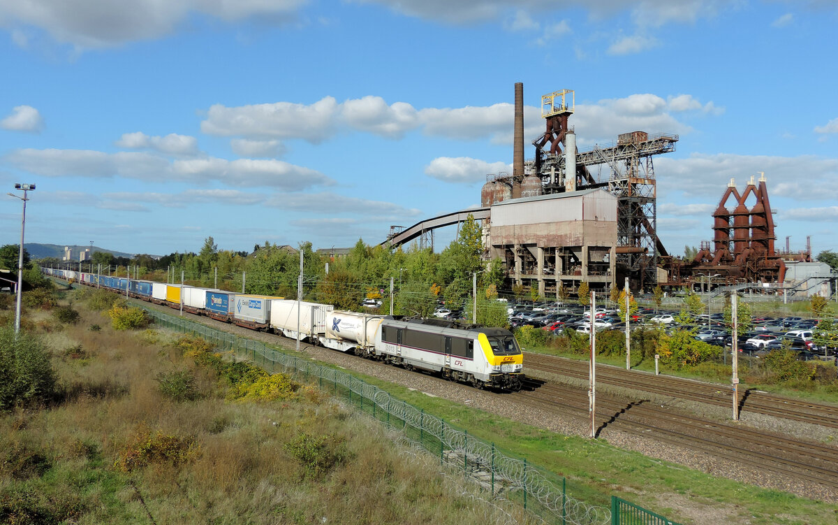 Uckange - 6. Oktober 2022 : Mit dem Hochofen U4 im Hintergrund passiert die CFL Lok 3013 mit Lorry-Rail Bettemburg - Le Boulou in Richtung Woippy. 

Link zum Video : https://www.youtube.com/watch?v=XzMEv11X5kU