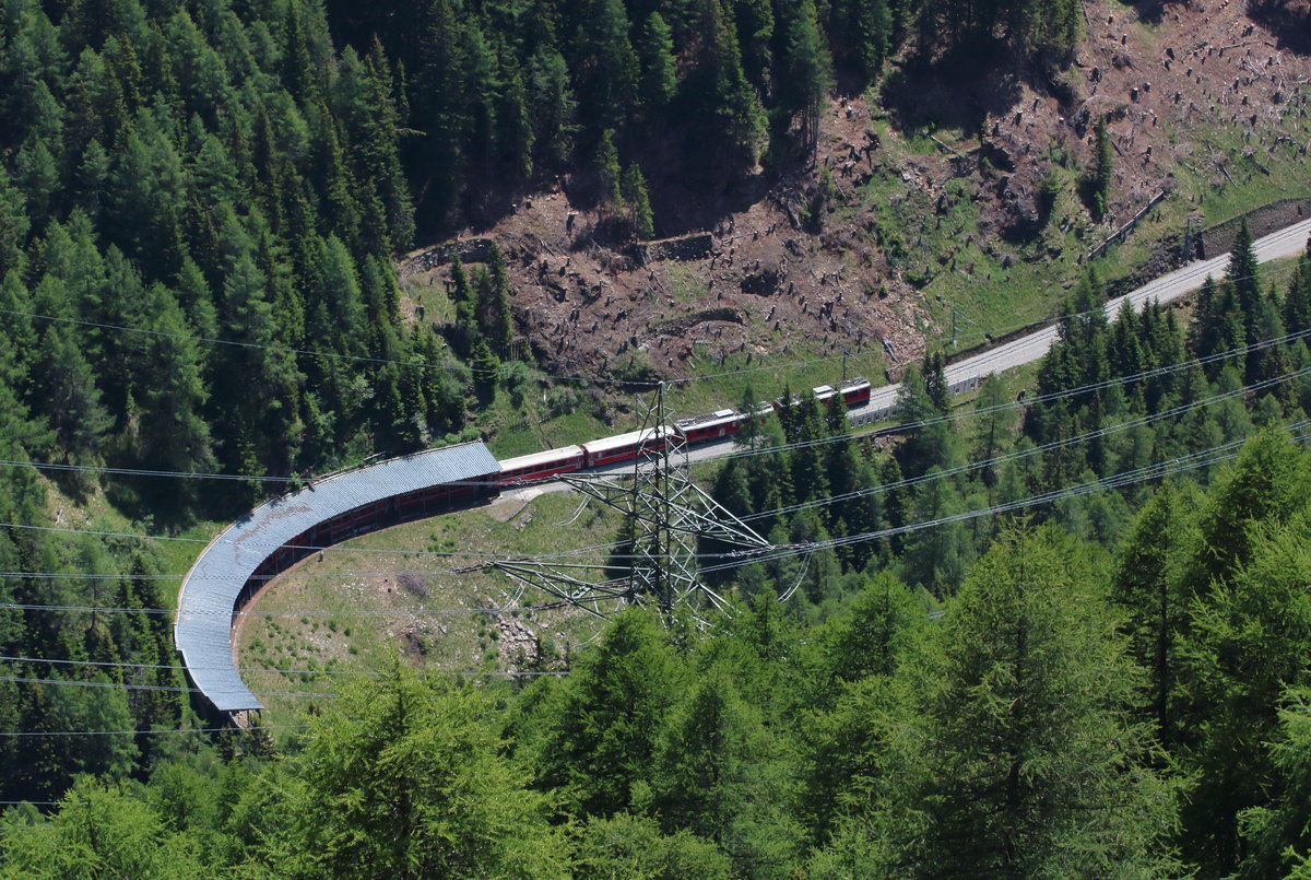 Über 300m unter mir sind nun wieder die beiden Triebwagen ABe 4/4 III 53  Tirano  und 51  Poschiavo  mit ihrem R1629 (St.Moritz - Tirano) zusehen. Der Zug durchfährt gerade die Viadotto Pila Galerie kurz vor der nächsten Station Cavaglia.

Berninabahn, 13. Juni 2017